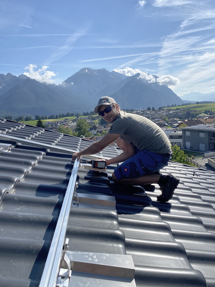 GF Oliver Stieg bei der Montage Photovoltaik Anlage Hausdach